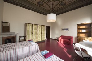 2 habitaciones, decoración personalizada y escritorio 