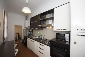 Apartamento básico, 2 habitaciones | Cocina básica privada | Frigorífico grande, placa de cocina y cafetera o tetera