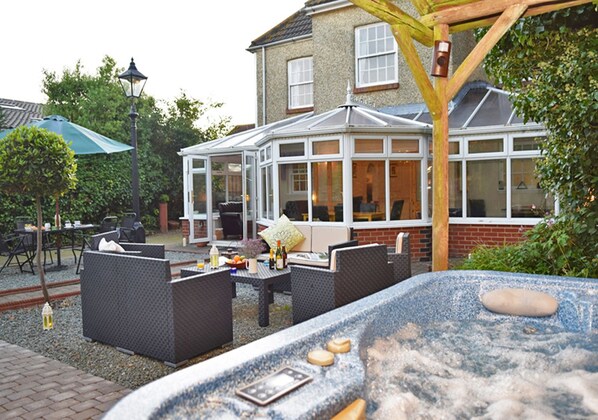 Outdoor spa tub - Cambrian House (Gosport)
