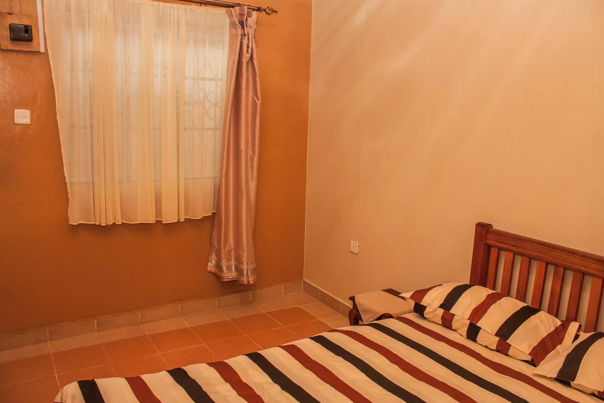 Escritorio, tabla de planchar con plancha y ropa de cama 