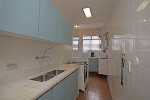 Refrigerador con freezer, microondas, horno, placa de cocina