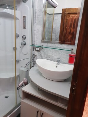 Deluxe Triple Room, Multiple Beds, Ensuite | Bathroom sink - Lussuoso B&B Palazzo Putrino (Palmi)
