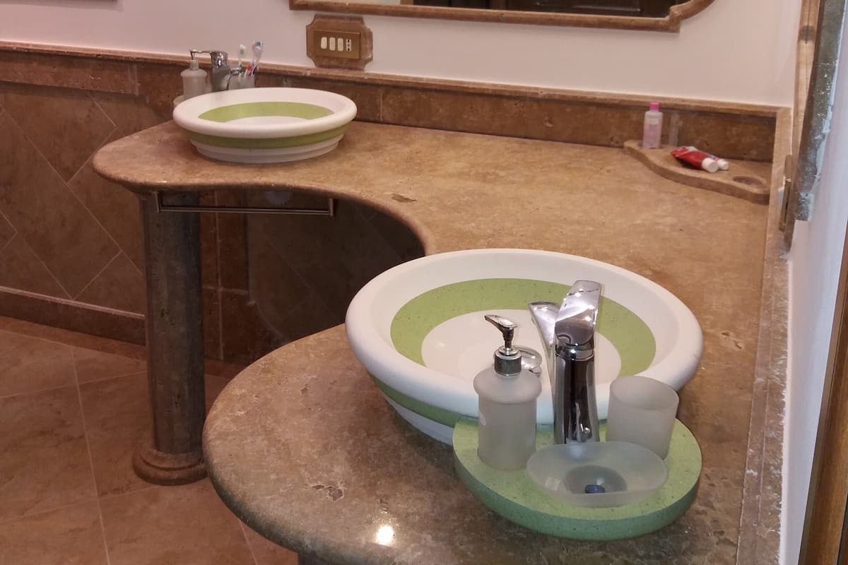 Une salle de bain avec deux lavabos, un miroir et un porte-serviettes.