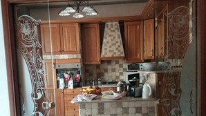 Lemari es di ruangan bersama dan microwave di ruangan umum