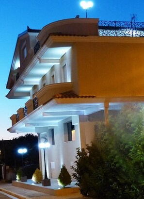 施設の正面 (日没後)