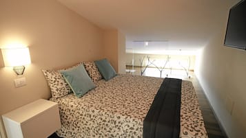 Minibar, individually decorated, individually furnished, desk