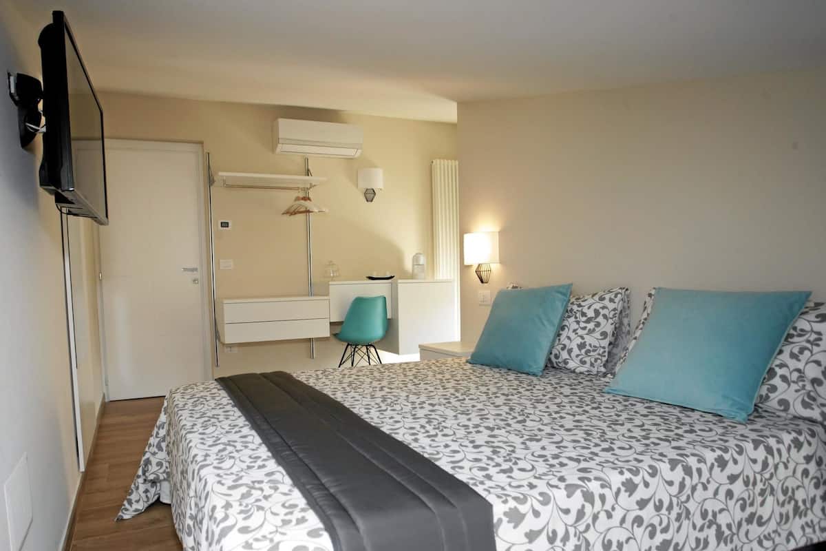 Minibar, individually decorated, individually furnished, desk