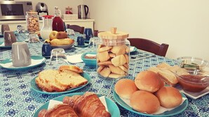 A dining table with various food items and kitchen appliances. - Lunalì (Alberobello)