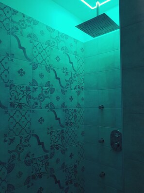 Bathroom shower - Lunalì (Alberobello)