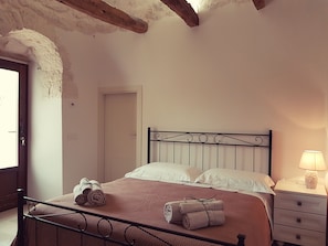 Double Room, Private Bathroom (Trullo) | Down comforters, free WiFi, bed sheets - Lunalì (Alberobello)