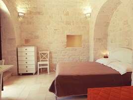 Habitación Deluxe doble, baño privado (Trullo) | Edredones de plumas, wifi gratis, ropa de cama