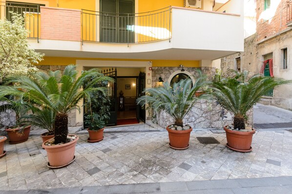 ด้านหน้าที่พัก