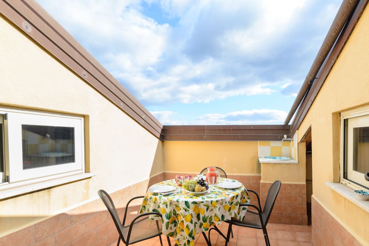 Deluxe Apartment, 2 Bedrooms, Accessible, Non Smoking | 1 bedroom, in-room safe, individually decorated, individually furnished