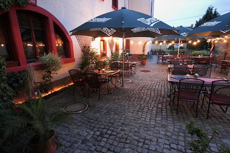 Courtyard. Pension Gasthof und Hotel Roter Hirsch