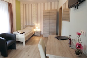 Double Room (Outside Toilet) | Room amenity - Pension Gasthof und Hotel Roter Hirsch (Claussnitz)