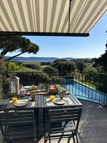 Villa Les Bruyeres mit Meerblick, beheizter Pool für 12 Personen