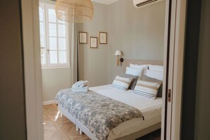 5 makuuhuonetta, tallelokero huoneessa, työpöytä, silitysrauta/-lauta