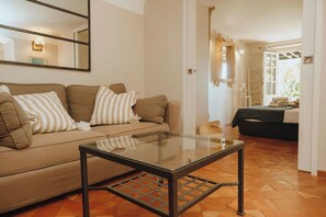 Een televisie, een open haard, videogames en een dvd-speler