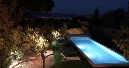 Villa Les Bruyeres mit Meerblick, beheizter Pool für 12 Personen