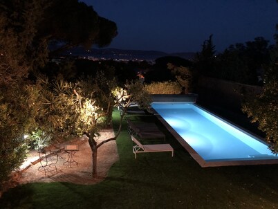 Luxury villa with sea view, heated swimming pool near the center and beaches