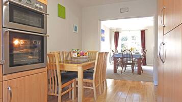 House, 4 Bedrooms, Non Smoking | Dapur peribadi | Peti sejuk, ketuhar gelombang mikro, ketuhar, dapur