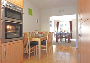 House, 4 Bedrooms, Non Smoking | Private kitchen | Fridge, microwave, oven, stovetop - Grove House (Gosport)