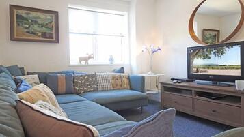 Departamento, 4 habitaciones | Sala de estar | Televisión de pantalla plana