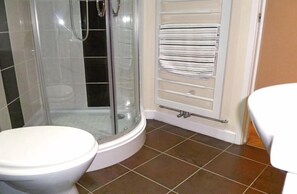 Douche, séchoir à cheveux, serviettes fournies
