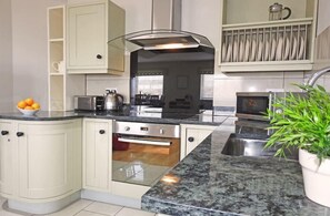 Tủ lạnh, lò vi sóng, lò nướng, bếp nấu