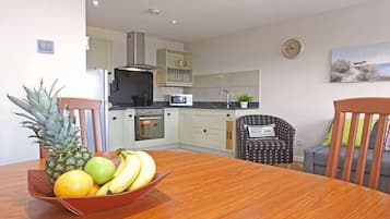 Departamento, 2 habitaciones | Cocina privada | Refrigerador, microondas, horno y parrilla de estufa