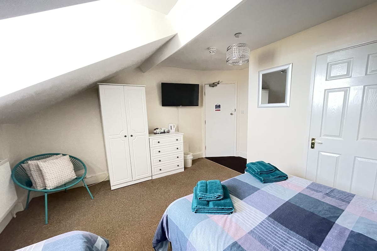 Habitación triple estándar, vista al mar | Wifi gratis y ropa de cama