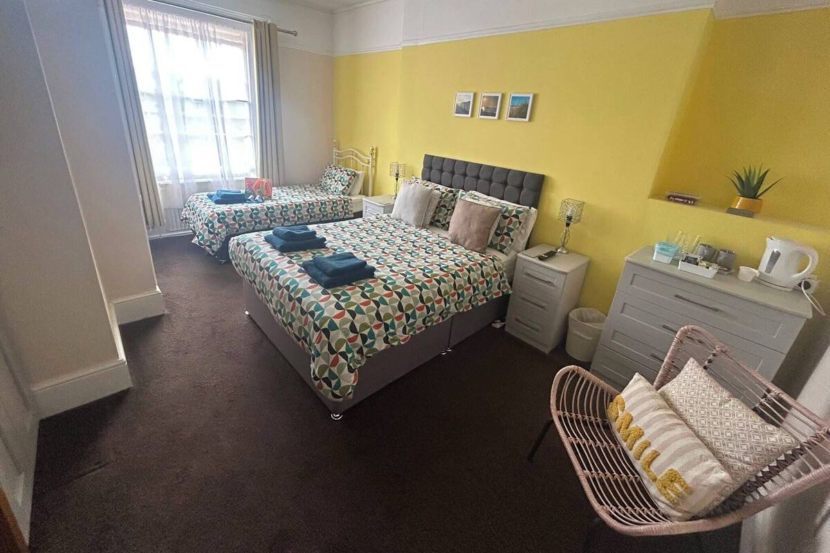 Family Room, Multiple Beds | WiFi (free), bed sheets