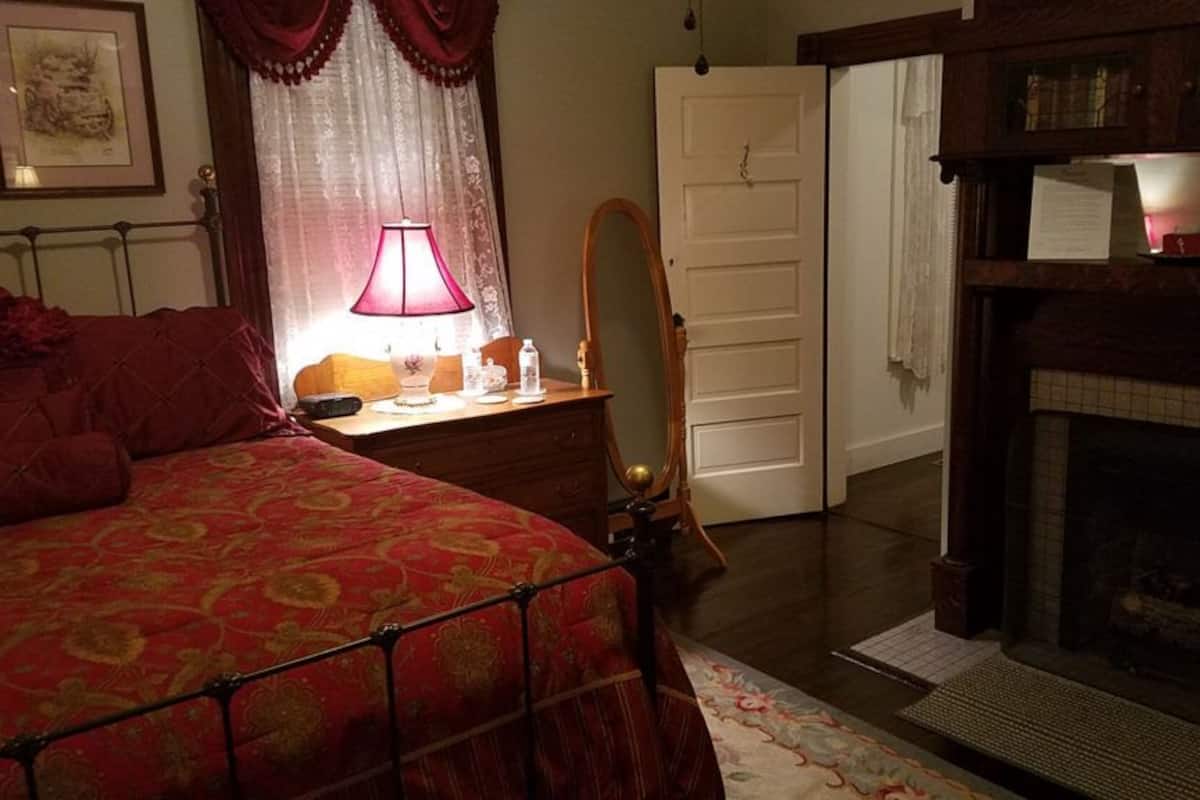 Standaard kamer, 1 queensize bed, niet-roken (Rose Room) | Een strijkplank/strijkijzer, gratis wifi
