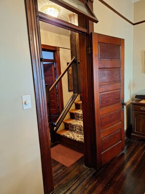 Quarto standard, 2 camas Queen, para não fumantes (Paris Suite) | Ferros/tábuas de passar roupa, Wi-Fi de cortesia