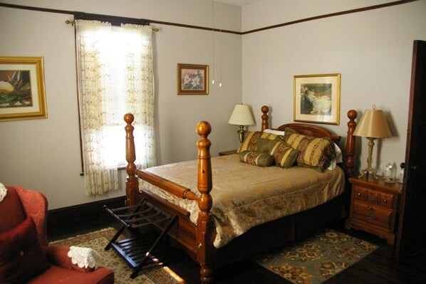 Standard Room, 1 Queen Bed, Non Smoking (Magnolia Room) | Iron/ironing board, free WiFi