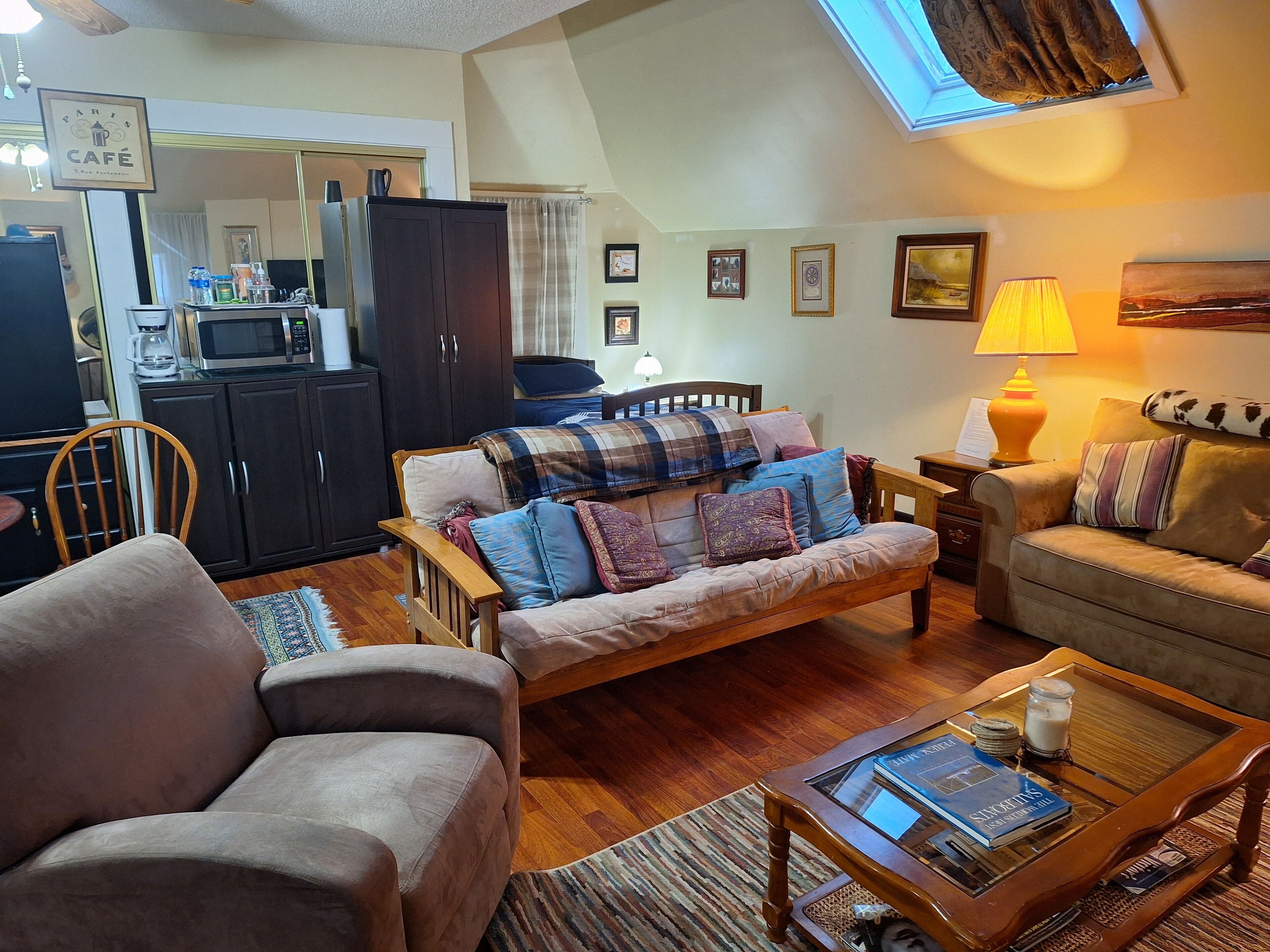 Habitación estándar, 2 camas Queen size, para no fumadores (Paris Suite) | Tabla de planchar con plancha y wifi gratis 