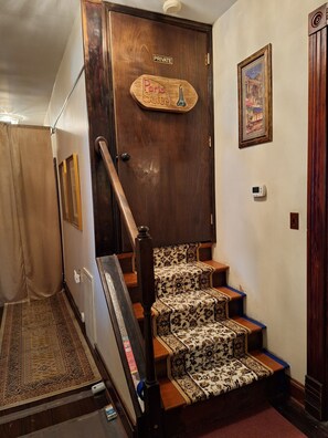 Quarto standard, 2 camas Queen, para não fumantes (Paris Suite) | Ferros/tábuas de passar roupa, Wi-Fi de cortesia