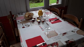 Daily continental breakfast (EUR 6 per person)