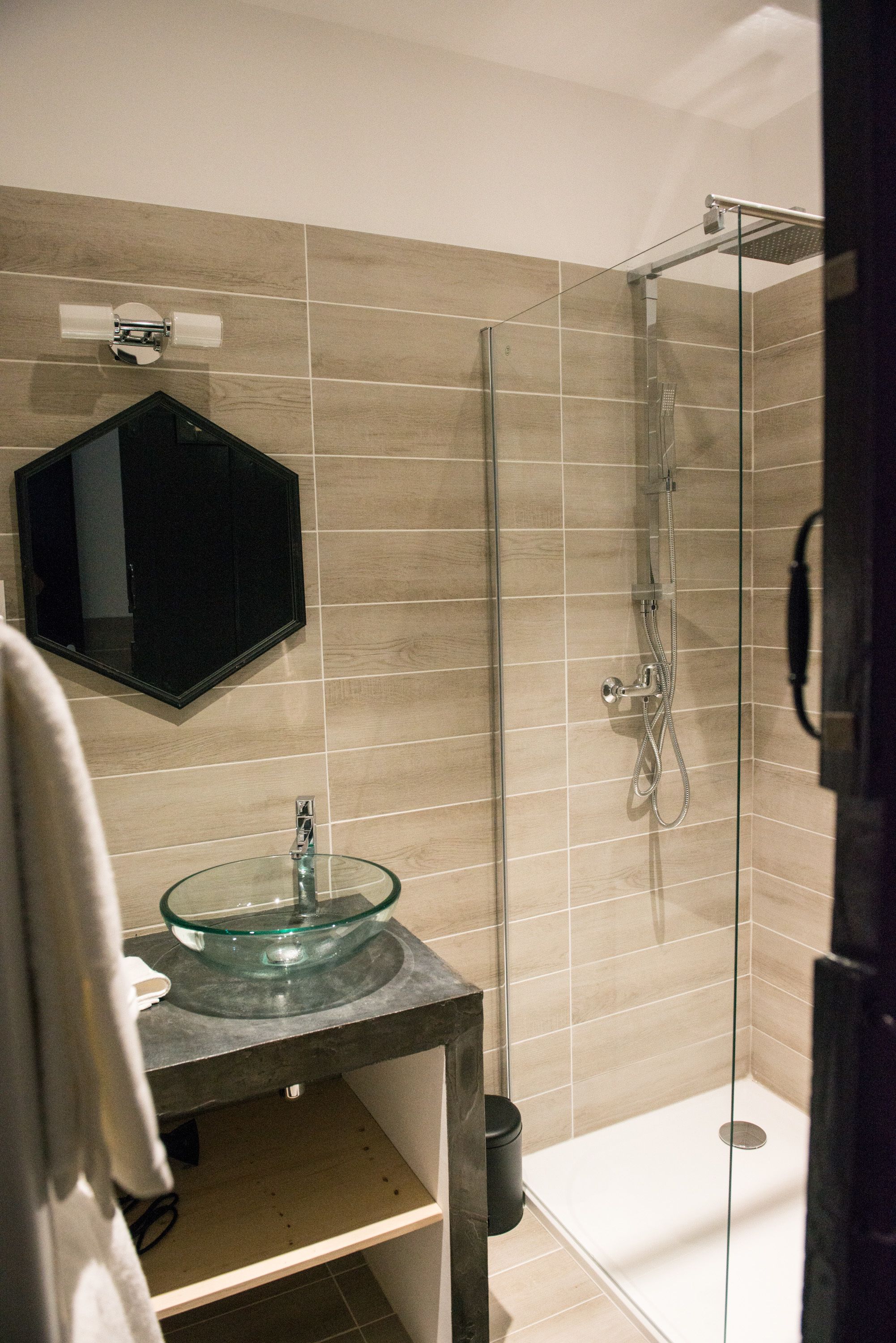 Studio Suite (3) | Bathroom | Shower, towels