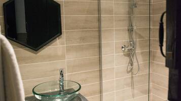 Studio Suite (3) | Bathroom | Shower, towels