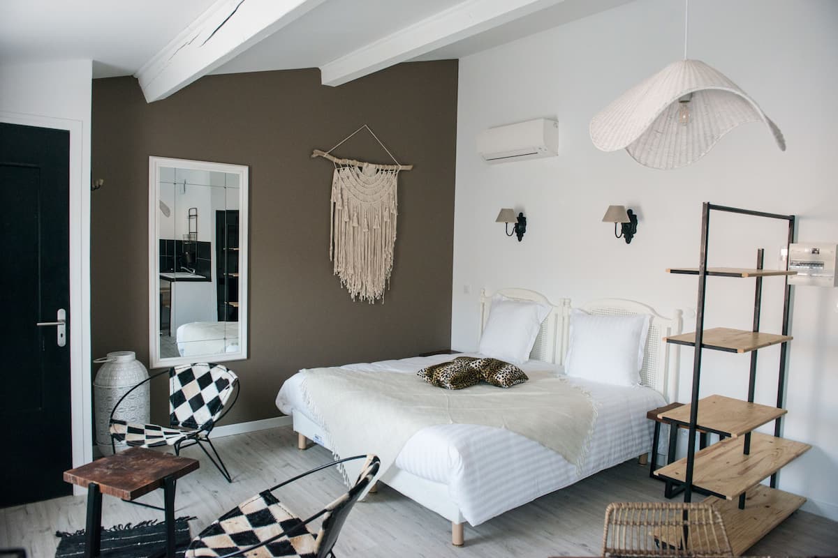 Suíte estúdio (5) | Roupas de cama premium, camas com colchões pillow-top, escrivaninha