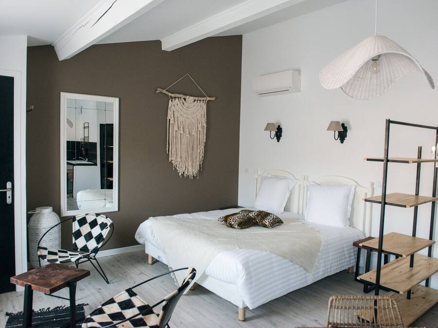 Studio Suite (5) | Premium bedding, pillow-top beds, individually decorated