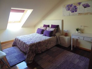 4 bedrooms, desk, soundproofing, iron/ironing board