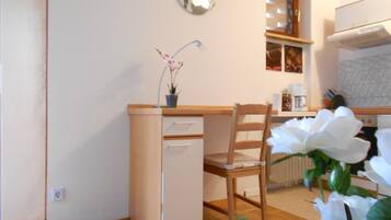 Studio, 1 Doppelbett und Schlafsofa, Balkon (incl. EUR 25 cleaning fee) | Wohnbereich | 32-Zoll-Flachbildfernseher mit Kabelempfang, Fernseher, DVD-Player