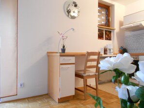 Studio, 1 parisänky ja vuodesohva, parveke (incl. EUR 25 cleaning fee) | Oleskelualue | 32–tuumainen taulutelevisio, jossa kaapelikanavat