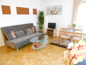 Studio, 1 Double Bed with Sofa bed, Balcony (incl. EUR 25 cleaning fee) | Living area | 32-inch flat-screen TV with cable channels, TV, DVD player - Hofgarten (Regensburg)
