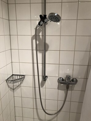 Estúdio básico | Banheiro | Chuveiro, secador de cabelo, toalhas de banho, sabonete