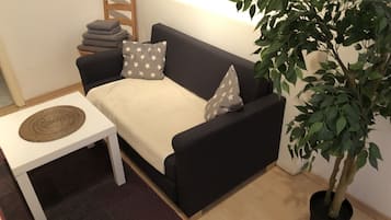 Een 32-inch flatscreentelevisie met kabelzenders en televisie