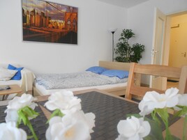 Basic Studio | Iron/ironing board, free WiFi, bed sheets