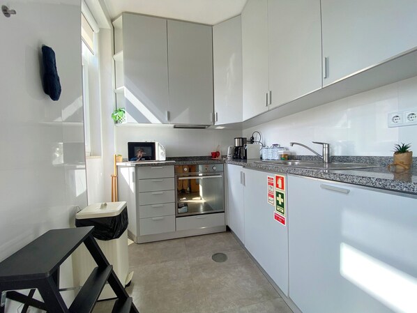 Frigorífico, microondas, horno y placa de cocina